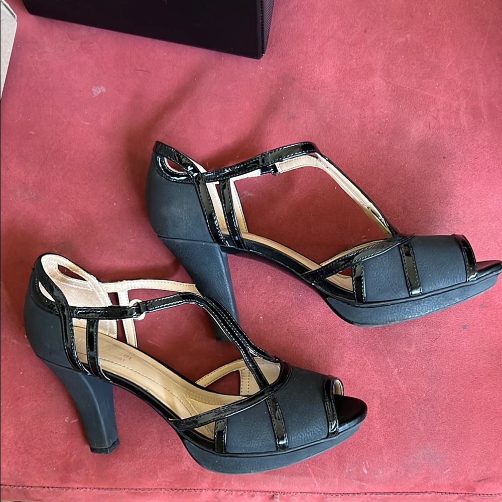 Chic Black High Heels with T-Strap Design Nuturalizer N5 comfort